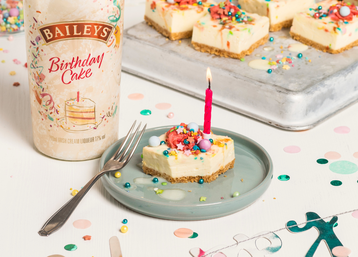 Resepti: Baileys Birthday Cake -juustokakkupalat | Hartwall